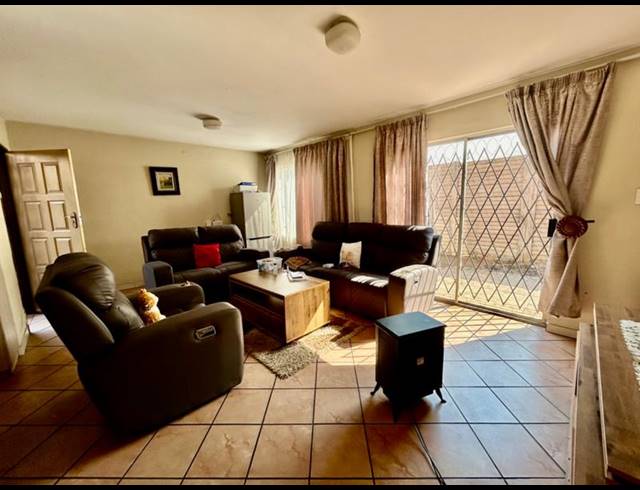 2 BEDROOM HOUSE FOR SALE IN VANDERBIJLPARK CE 3